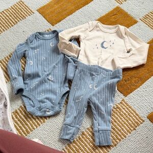 Carters NWOT moon print blue and cream outfit set size 3 months